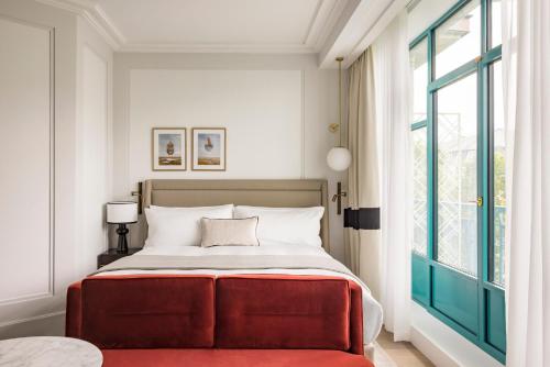 Habitación Premium con cama extragrande, balcón y vistas a la Ópera del hotel Kimpton St Honore Paris, An Ihg. Foto 1