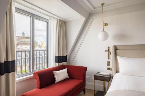 Habitación Premium con cama extragrande, balcón y vistas a la Ópera del hotel Kimpton St Honore Paris, An Ihg. Foto 3
