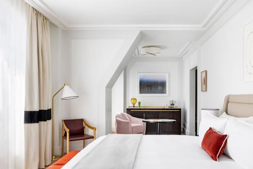 Habitación Premium con vistas a la Torre Eiffel - 1 cama extragrande del hotel Kimpton St Honore Paris, An Ihg. Foto 2