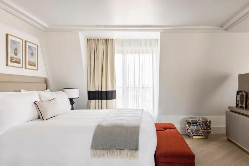 Habitación Premium con vistas a la Torre Eiffel - 1 cama extragrande del hotel Kimpton St Honore Paris, An Ihg. Foto 3