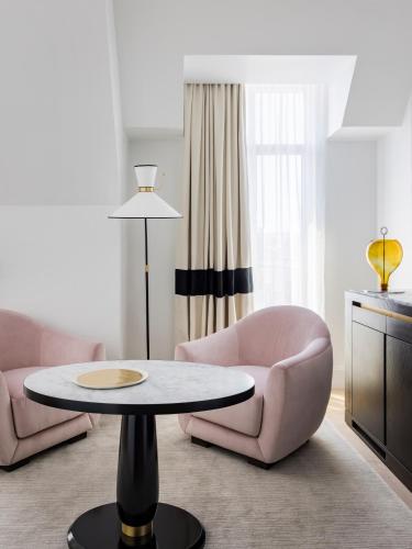 Suite con cama extragrande del hotel Kimpton St Honore Paris, An Ihg