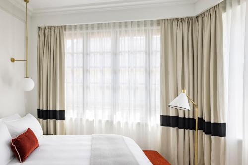 Suite con cama extragrande del hotel Kimpton St Honore Paris, An Ihg. Foto 2