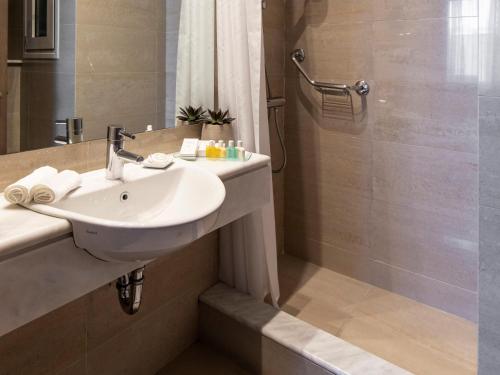 2 Habitaciones Dobles comunicadas del hotel Amalia Athens. Foto 3
