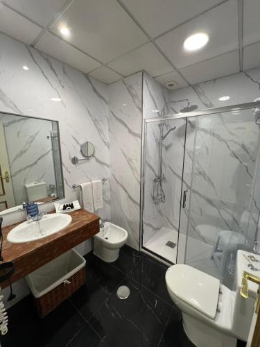 Habitación Doble Deluxe con balcón del hotel Adriano. Foto 2