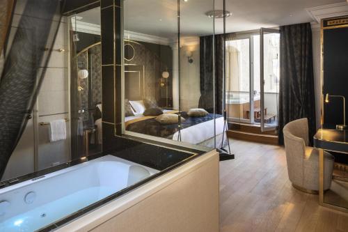 Prestige Bain de Minuit Room - With Jacuzzi del hotel Paris J'adore and Spa