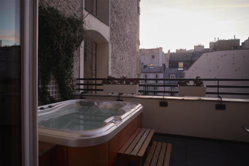 Prestige Bain de Minuit Room - With Jacuzzi del hotel Paris J'adore and Spa. Foto 4