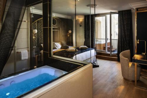 Prestige Bain de Minuit Room - With Jacuzzi del hotel Paris J'adore and Spa. Foto 5