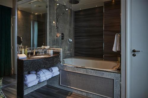 Superieure Boudoir Room - With Jacuzzi del hotel Paris J'adore and Spa. Foto 4
