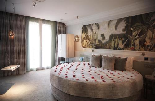 Luxury Extravagante Room - With Jacuzzi del hotel Paris J'adore and Spa. Foto 1