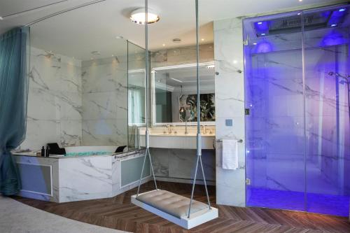 Luxury Extravagante Room - With Jacuzzi del hotel Paris J'adore and Spa. Foto 3