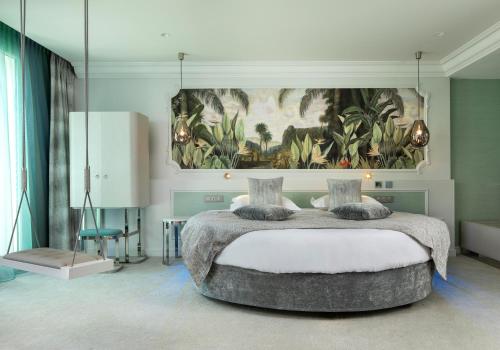 Luxury Extravagante Room - With Jacuzzi del hotel Paris J'adore and Spa. Foto 6