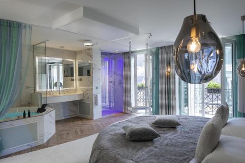 Luxury Extravagante Room - With Jacuzzi del hotel Paris J'adore and Spa. Foto 7