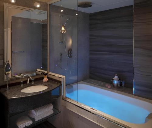 Deluxe Précieuse Room - With Jacuzzi del hotel Paris J'adore and Spa