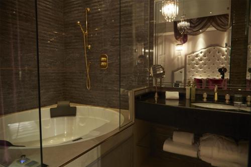 Deluxe Précieuse Room - With Jacuzzi del hotel Paris J'adore and Spa. Foto 4