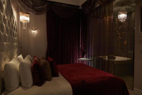 Deluxe Précieuse Room - With Jacuzzi del hotel Paris J'adore and Spa. Foto 5