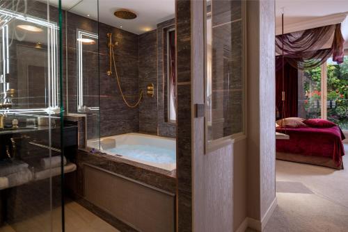 Deluxe Précieuse Room - With Jacuzzi del hotel Paris J'adore and Spa. Foto 6