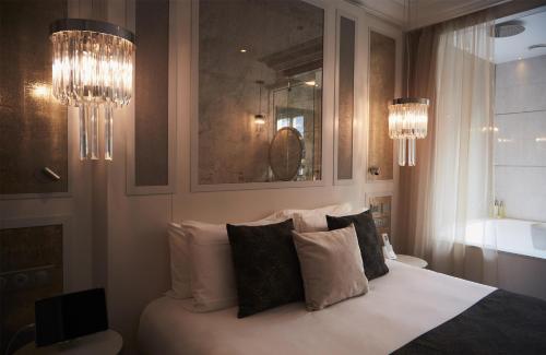 Classique Elégante Room - With Jacuzzi del hotel Paris J'adore and Spa. Foto 3