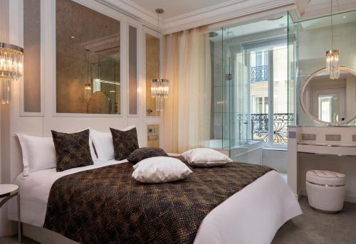 Classique Elégante Room - With Jacuzzi del hotel Paris J'adore and Spa. Foto 5