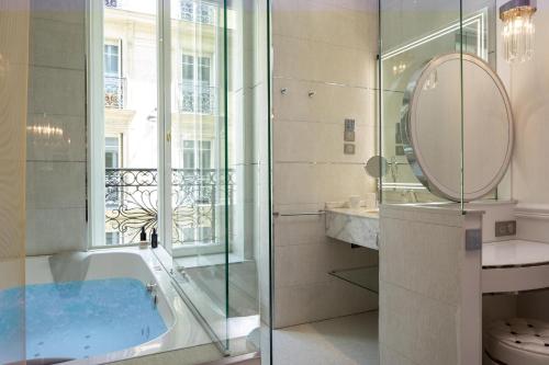 Classique Elégante Room - With Jacuzzi del hotel Paris J'adore and Spa. Foto 6
