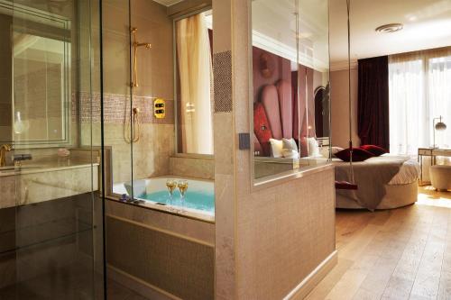 Deluxe Passion Room - With Jacuzzi del hotel Paris J'adore and Spa. Foto 2