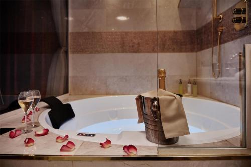 Deluxe Passion Room - With Jacuzzi del hotel Paris J'adore and Spa. Foto 4
