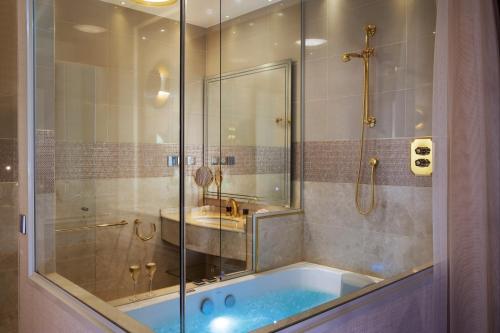 Deluxe Passion Room - With Jacuzzi del hotel Paris J'adore and Spa. Foto 7