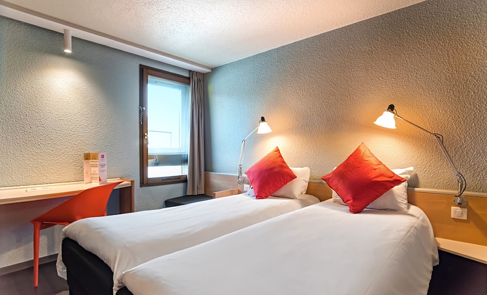 Habitación estándar con 2 camas individuales del hotel ibis Strasbourg Sud La Vigie. Foto 1