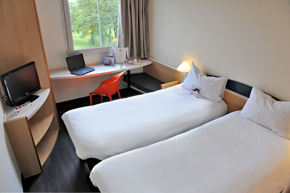 Habitación estándar con 2 camas individuales del hotel ibis Strasbourg Sud La Vigie. Foto 3