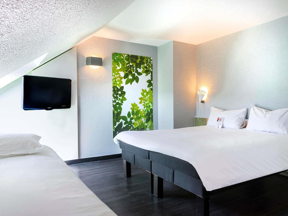 Habitación estándar con una cama doble y una cama individual del hotel ibis Strasbourg Sud La Vigie