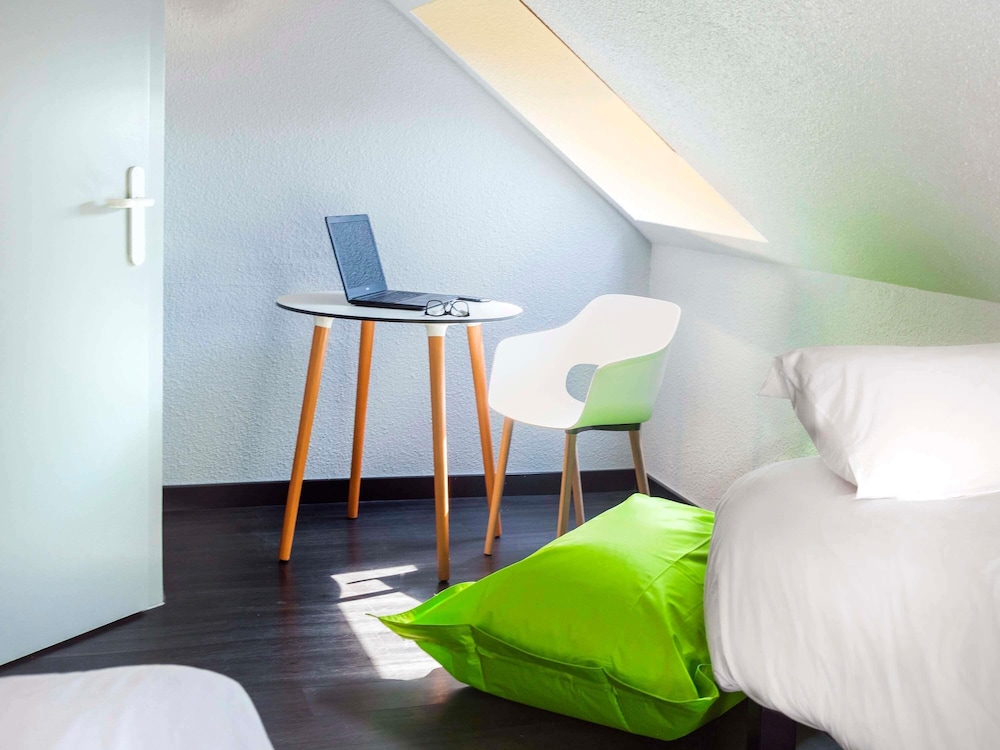 Habitación estándar con una cama doble y una cama individual del hotel ibis Strasbourg Sud La Vigie. Foto 2
