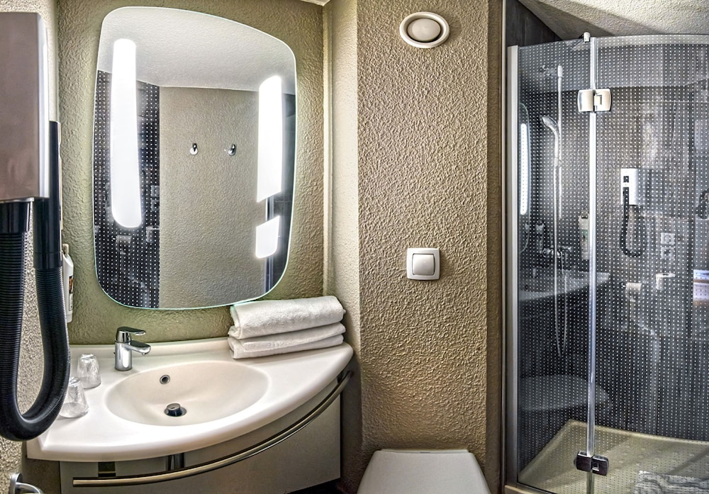 Habitación estándar con una cama doble y una cama individual del hotel ibis Strasbourg Sud La Vigie. Foto 3