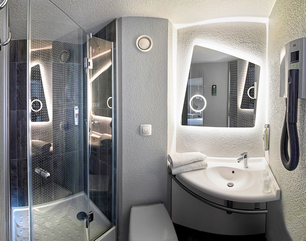 Habitación estándar con una cama doble y una cama individual del hotel ibis Strasbourg Sud La Vigie. Foto 4