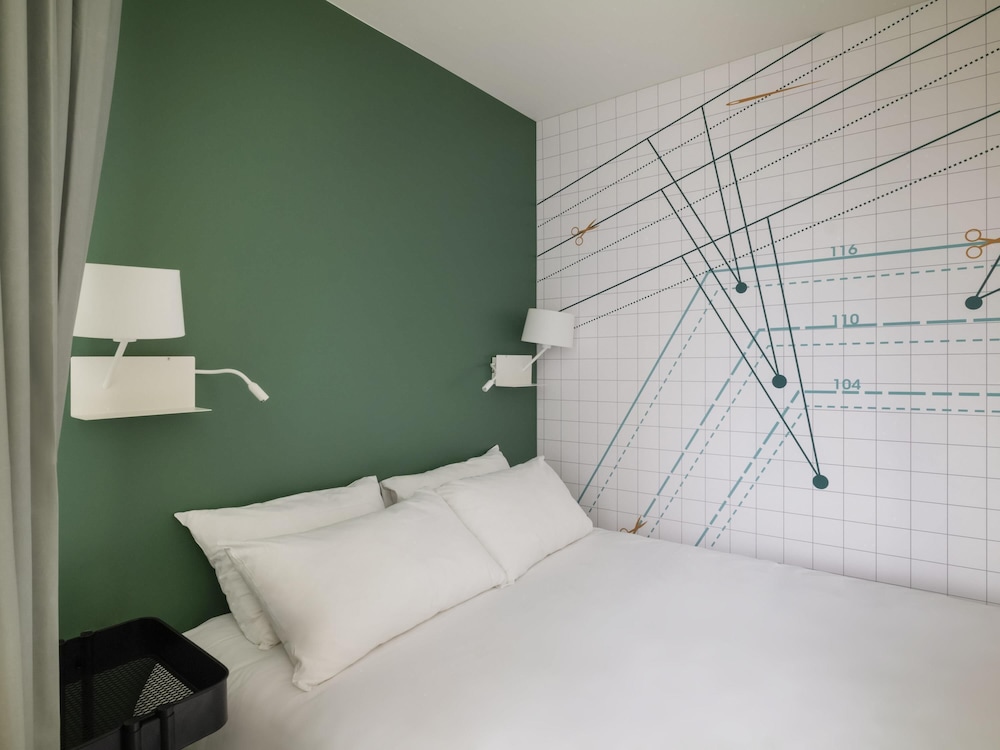 Habitación Standard con una cama doble del hotel Ibis Styles Asnières Centre. Foto 9
