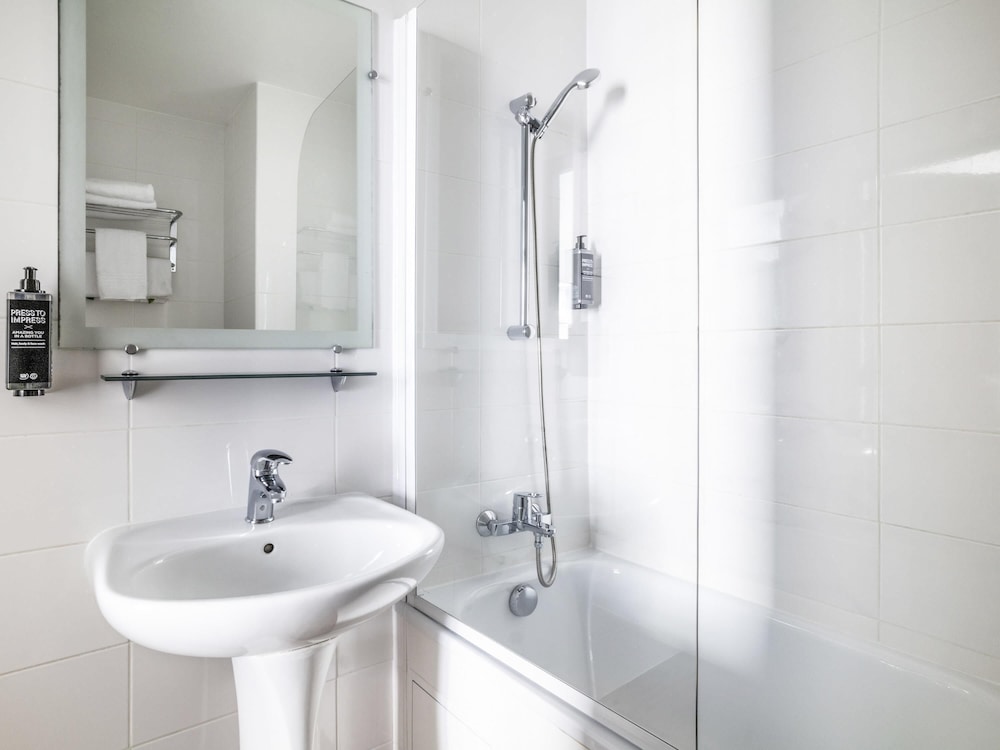 Habitación Standard con 2 camas individuales (80 × 200 cm) del hotel Ibis Styles Asnières Centre. Foto 6