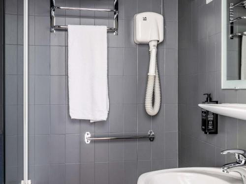 Habitación Superior con 3 camas individuales del hotel Ibis Styles Asnières Centre. Foto 6