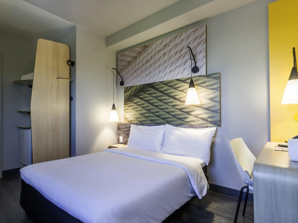 Habitación Standard con una cama doble para huéspedes con limitaciones físicas del hotel Ibis Americana