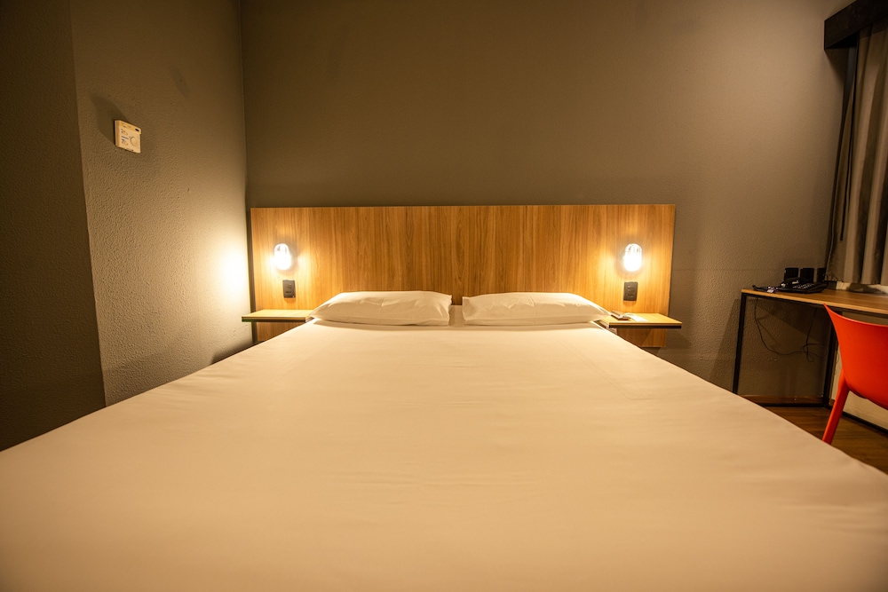 Habitación, varias camas del hotel Ibis Betim. Foto 3