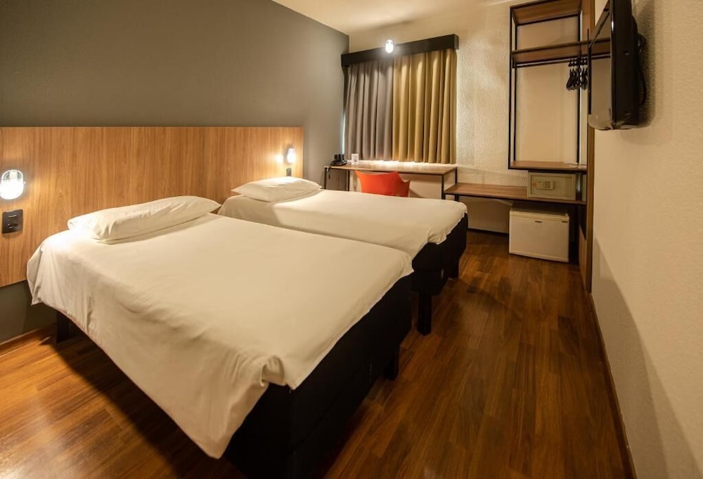 Habitación estándar con 2 camas individuales, 2 camas individuales del hotel Ibis Betim. Foto 2