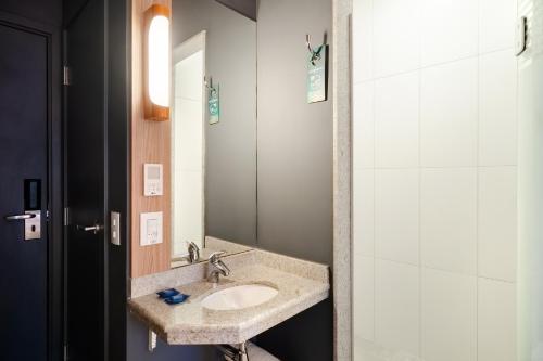 Habitación Estándar - 1 cama doble y 1 litera del hotel ibis budget São Caetano. Foto 6