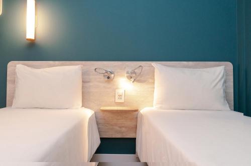 Habitación Doble Estándar - 2 camas del hotel ibis budget São Caetano. Foto 7