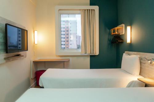Habitación Doble Estándar - 2 camas del hotel ibis budget São Caetano. Foto 11