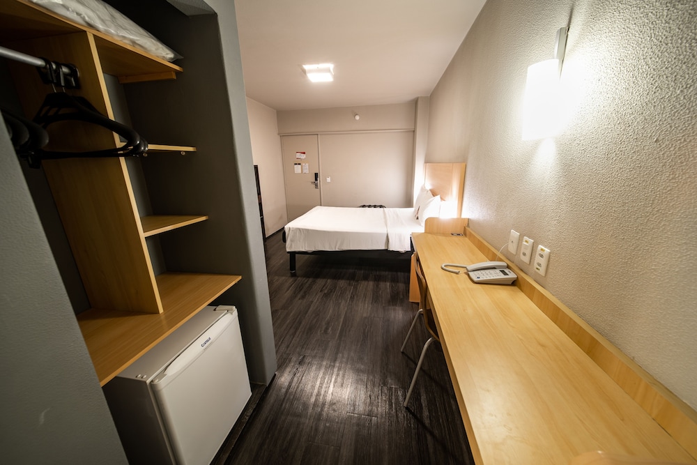 Habitación doble Standard con cama Queen Size del hotel Ibis Fortaleza Praia De Iracema. Foto 4