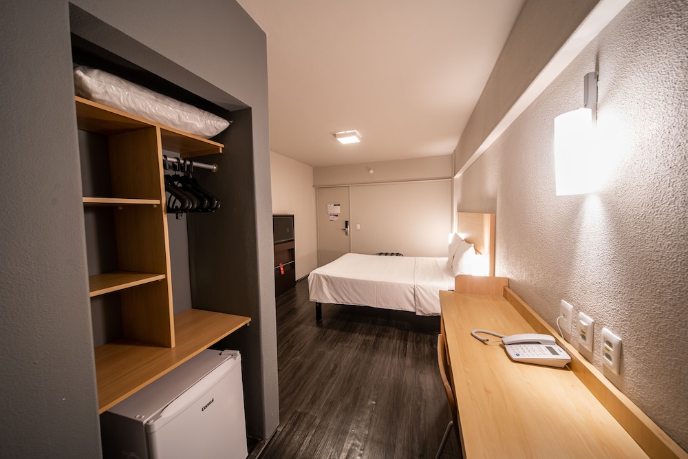 Habitación doble Standard con cama Queen Size del hotel Ibis Fortaleza Praia De Iracema. Foto 5