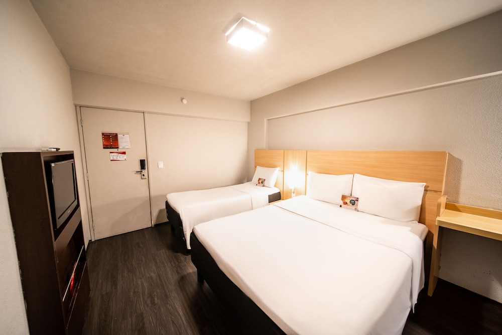 Habitación doble Standard con cama Queen Size del hotel Ibis Fortaleza Praia De Iracema. Foto 7