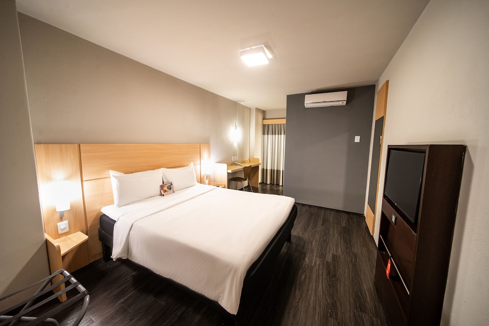 Habitación doble Standard con cama Queen Size del hotel Ibis Fortaleza Praia De Iracema. Foto 8