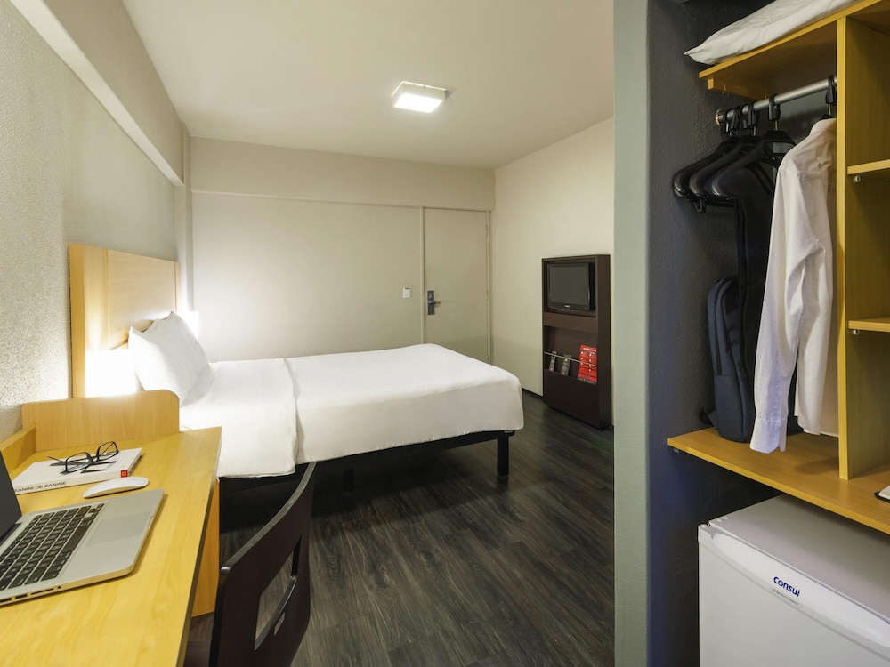 Habitación doble Standard con cama Queen Size del hotel Ibis Fortaleza Praia De Iracema. Foto 12