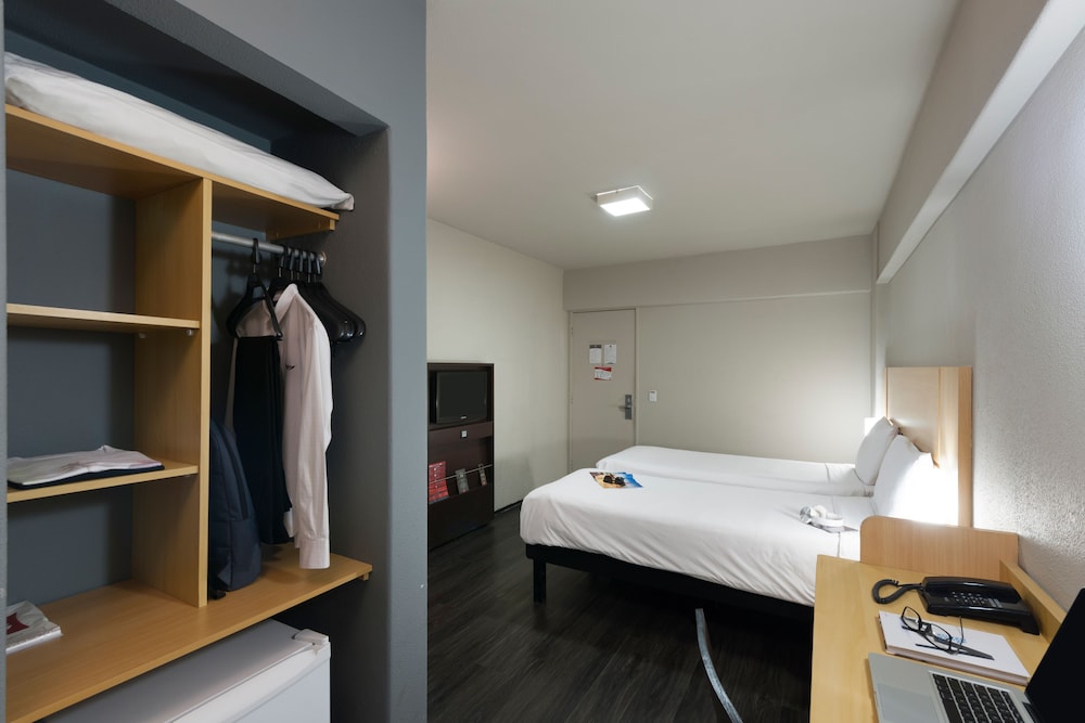 Habitación doble Standard con 2 camas individuales del hotel Ibis Fortaleza Praia De Iracema. Foto 1