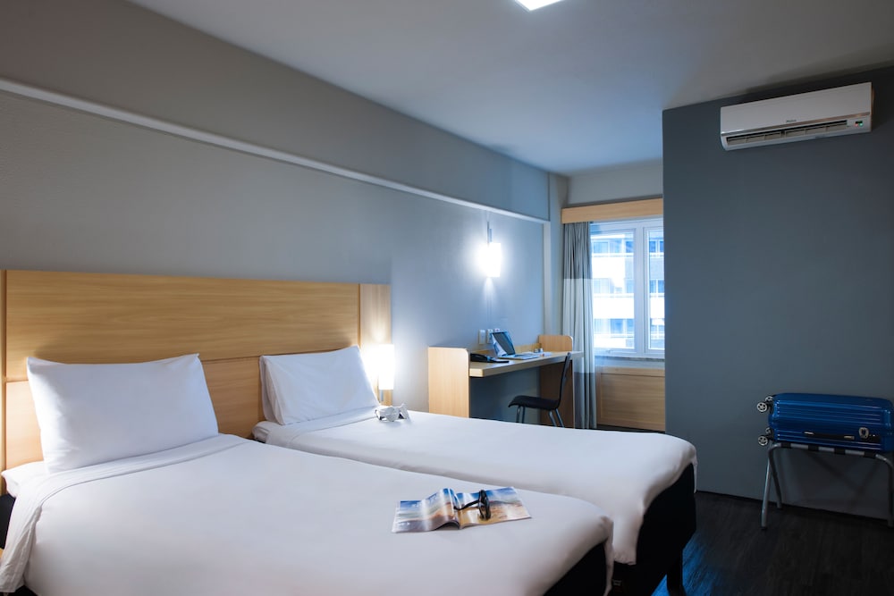 Habitación doble Standard con 2 camas individuales del hotel Ibis Fortaleza Praia De Iracema. Foto 3