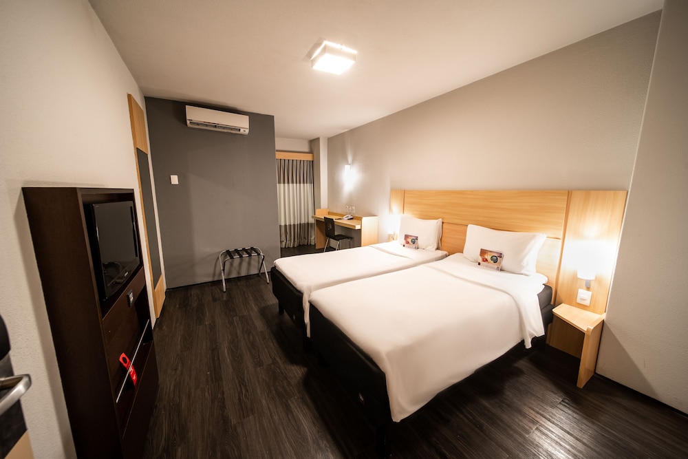 Habitación doble Standard con 2 camas individuales del hotel Ibis Fortaleza Praia De Iracema. Foto 5