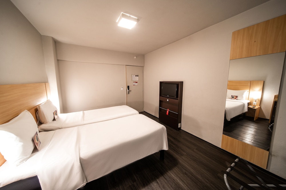 Habitación doble Standard con 2 camas individuales del hotel Ibis Fortaleza Praia De Iracema. Foto 6